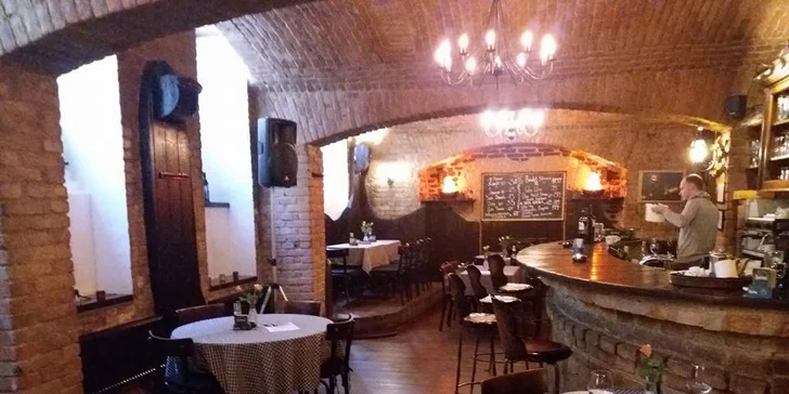 Balkánský mix grill: uštipci, čevapčiči, špíz a další dobroty s bramborami a salátem