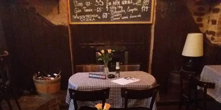 Balkánský mix grill: uštipci, čevapčiči, špíz a další dobroty s bramborami a salátem