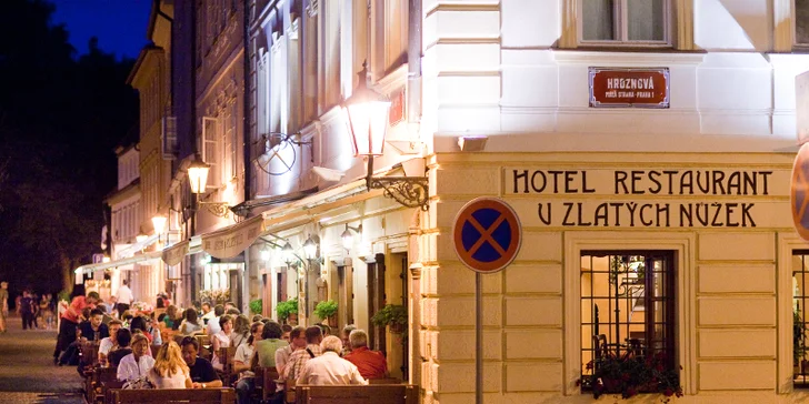 Mix grill pro 2 osoby a dvě malá pivka v restauraci u Karlova mostu