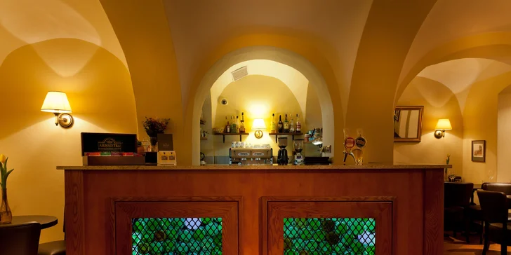 Mix grill pro 2 osoby a dvě malá pivka v restauraci u Karlova mostu
