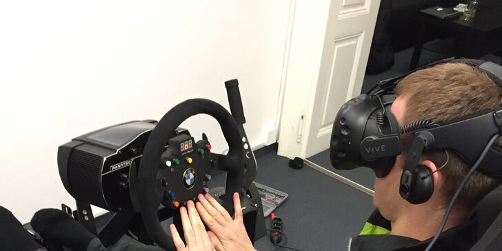 V kůži profi závodníka: racing v simulátorovém křesle, které kopíruje pohyb auta