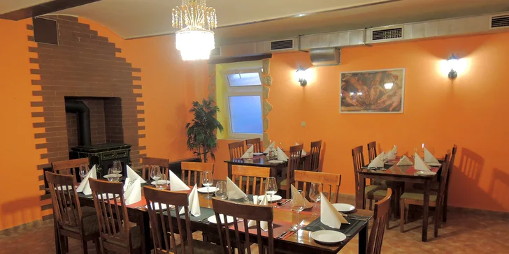 Indické menu pro dvě osoby s výběrem chodů: masové, sýrové i vege pokrmy