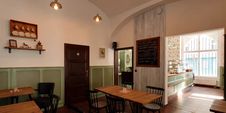 Alsaská specialita Flammkuchen: slaný koláč i se salátem a nápojem