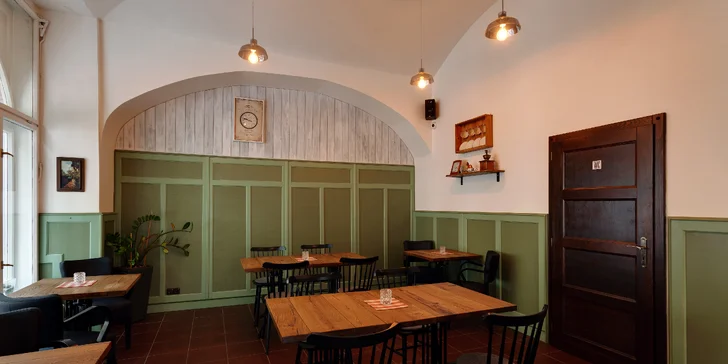 Alsaská specialita Flammkuchen: slaný koláč i se salátem a nápojem