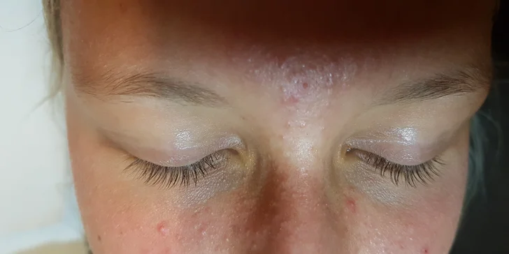 Zvýraznění a zhuštění obočí přirozeně vypadající metodou: 3D microblading