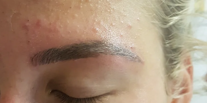 Zvýraznění a zhuštění obočí přirozeně vypadající metodou: 3D microblading