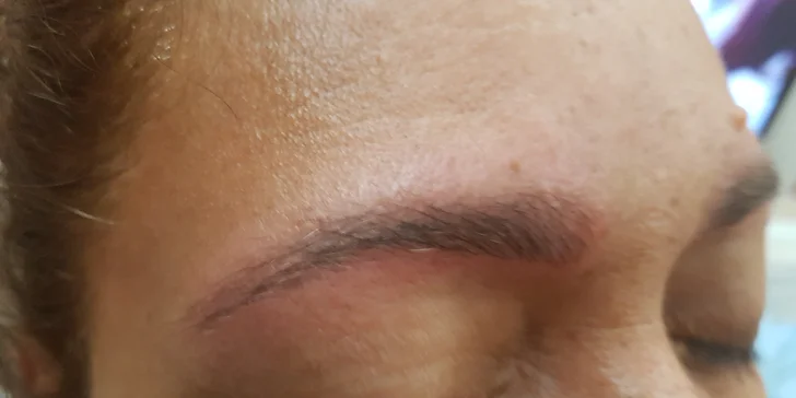 Zvýraznění a zhuštění obočí přirozeně vypadající metodou: 3D microblading