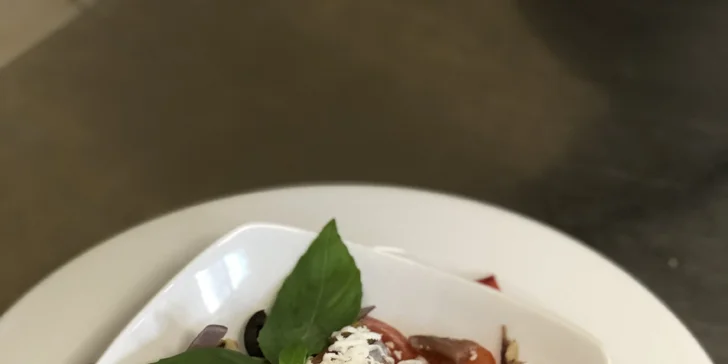 Degustační menu: salát, grilovaný losos na rozmarýnu a čokoládový fondant