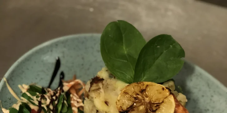 Degustační menu: salát, grilovaný losos na rozmarýnu a čokoládový fondant
