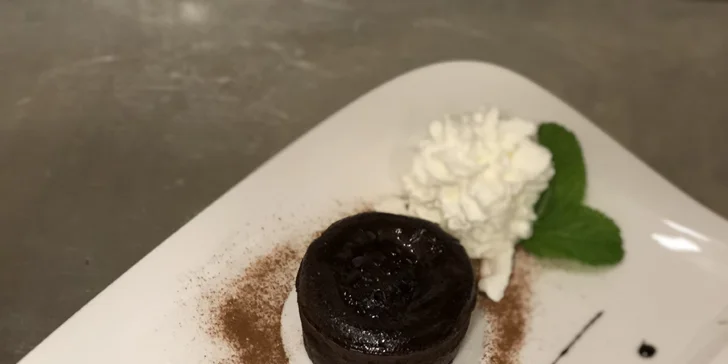 Degustační menu: salát, grilovaný losos na rozmarýnu a čokoládový fondant