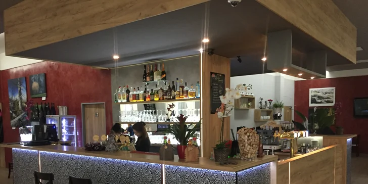 Degustační menu: salát, grilovaný losos na rozmarýnu a čokoládový fondant