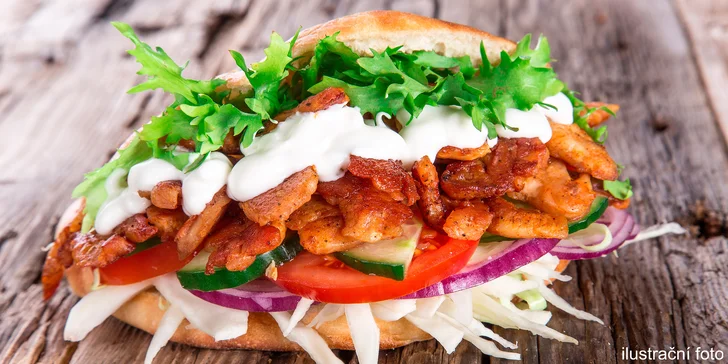 Výtečná pochoutka do ruky: Kebab v chlebu, tortile nebo boxu