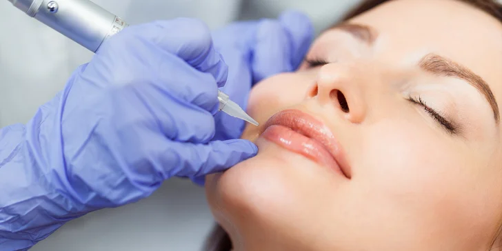 Permanentný make-up obočia alebo pier