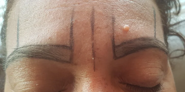 Zvýraznění a zhuštění obočí přirozeně vypadající metodou: 3D microblading