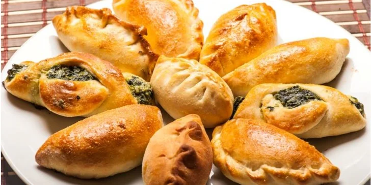 4chodové ruské menu pro 2 osoby: soljanka, okroška, pirožky i pelmeně