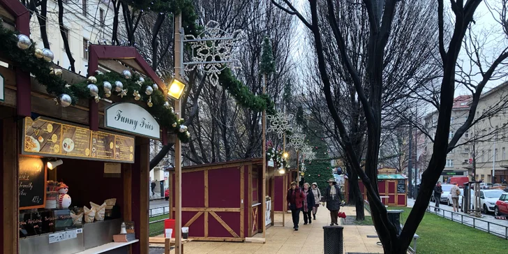 Holandská husí klobása a hranolky na vánočním trhu na Tyláku nebo v Dejvicích