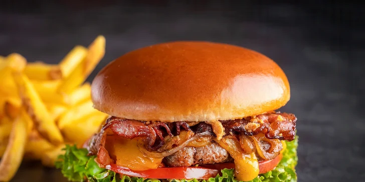 Široké menu uspokojí milovníky tradiční pizzy i fanoušky poctivých burgerů a dalších dobrot.