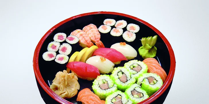 Sushi menu nebo sushi loď i s vínem: oběd pro 2 či hostina až pro 5 osob