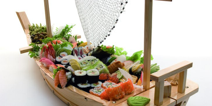 Sushi menu nebo sushi loď i s vínem: oběd pro 2 či hostina až pro 5 osob
