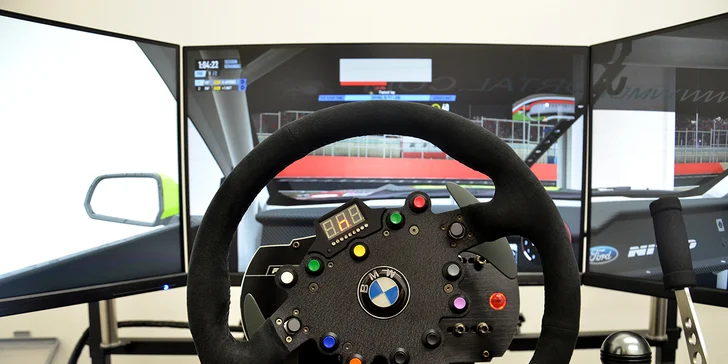 V kůži profi závodníka: racing v simulátorovém křesle, které kopíruje pohyb auta