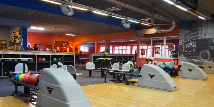 Hodina bowlingu a pizza dle vlastního výběru