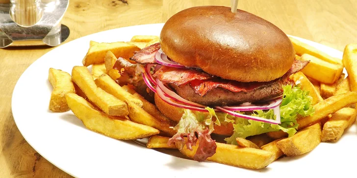 Burgerové menu s hovězím Chuck Roll a příp. degustace tří piv pro 1 či 2 osoby