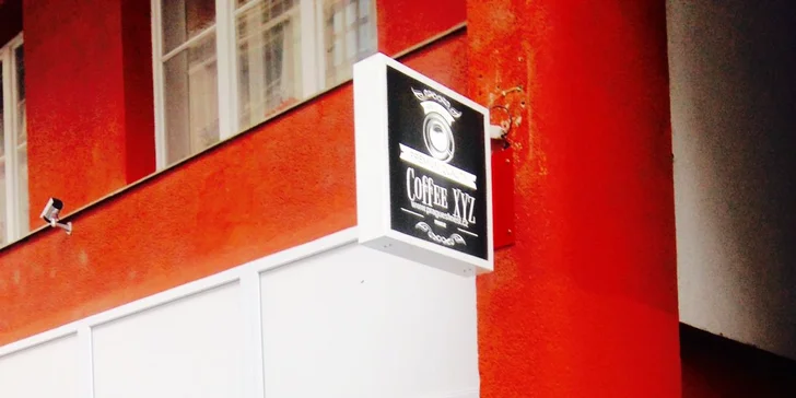 Výběrová káva nebo jiný horký nápoj a sladký dezert v útulné kavárně