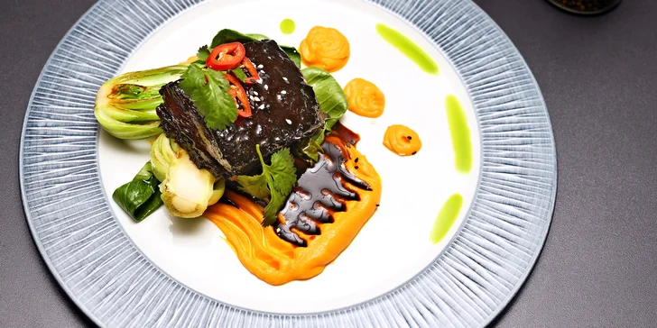 Restaurace sídlí na zrekonstruované sedmdesátimetrové lodi Josef Božek, která kotví v Modřanech. 