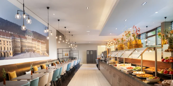 V hotelu není restaurace, bufetové snídaně se podávají ve snídaňovém salonku.