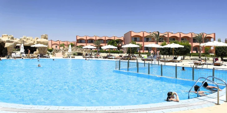 Hotel disponuje celkem 4 bazény, z toho jedním ryze dětským.