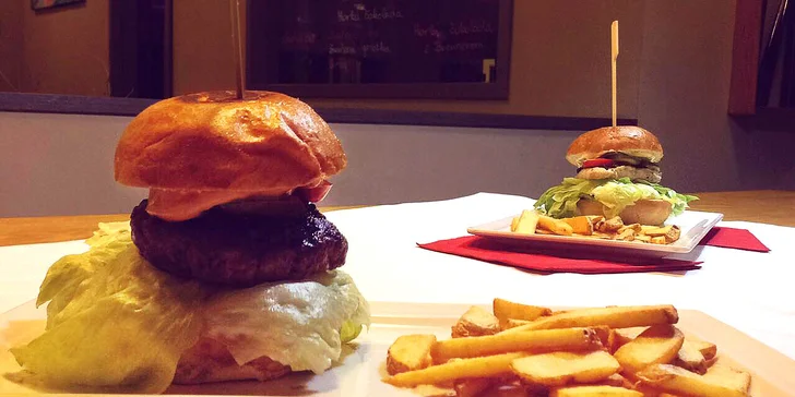 Zábava, co má koule: bowling a dva dva nebo čtyři hamburgery k tomu