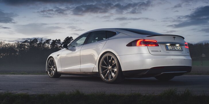 Vzhůru do budoucnosti: Zážitková jízda v luxusním elektromobilu Tesla Model S