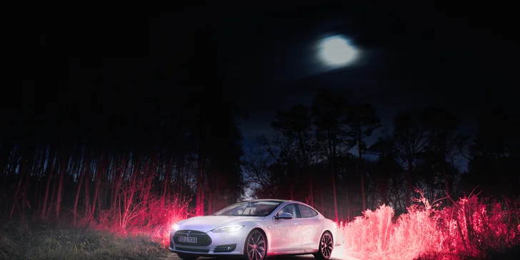 Vzhůru do budoucnosti: Zážitková jízda v luxusním elektromobilu Tesla Model S