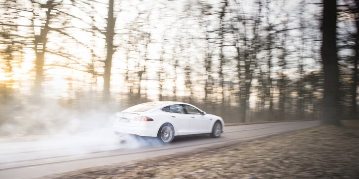 Vzhůru do budoucnosti: Zážitková jízda v luxusním elektromobilu Tesla Model S