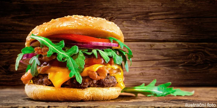 XXL burgery s masem od řezníka v domácí máslové bulce