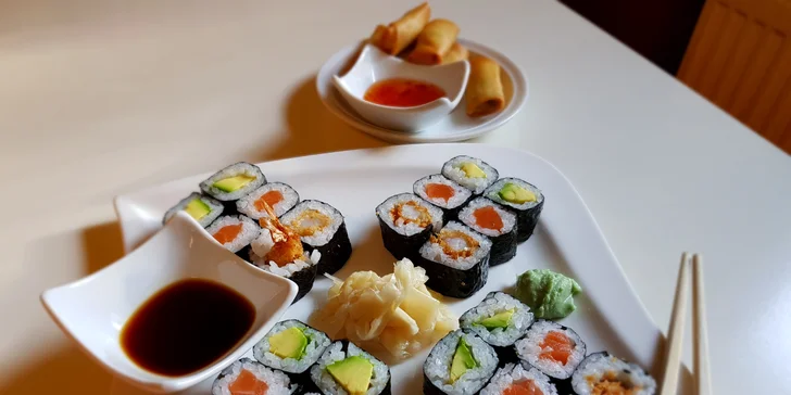 Asijské dobroty s sebou: 4× sushi maki ve 3 verzích a 6× minizávitek