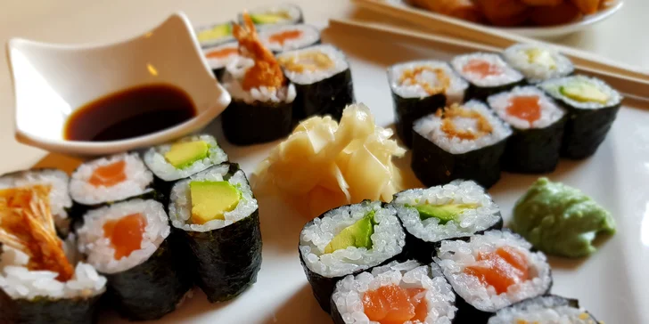 Asijské dobroty s sebou: 4× sushi maki ve 3 verzích a 6× minizávitek