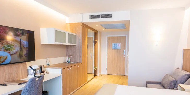 K vybaveniu apartmánu patrí aj televízor, klimatizácia a vlastná kúpeľňa.