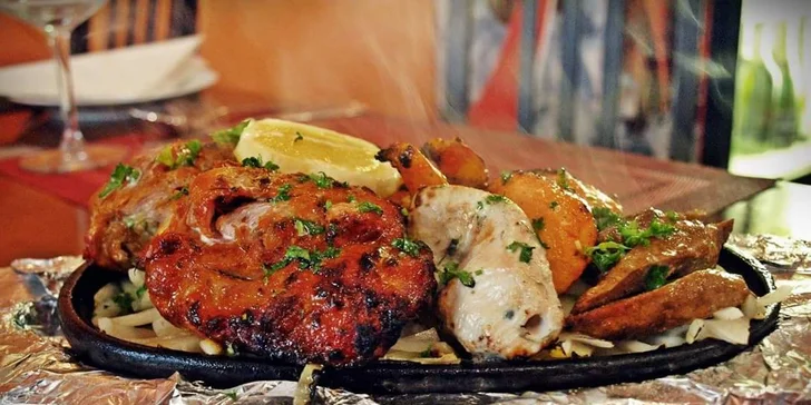 Indické menu pro dvě osoby s výběrem chodů: masové, sýrové i vege pokrmy
