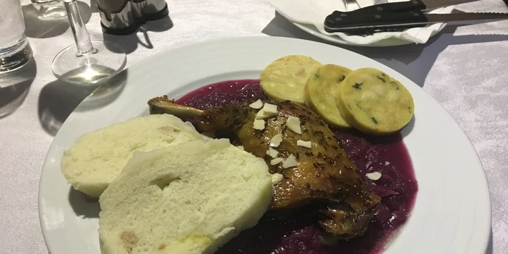Svatomartinské menu: dozlatova pečené stehno, červené zelí, paštička, kaldoun i perník