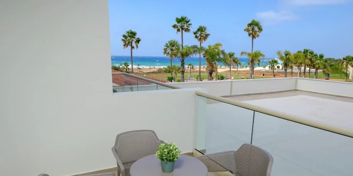 K pokojům náleží také balkon s posezením.
