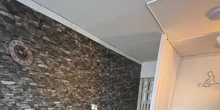 Studio najdete cca 200 m od zastávky Zálesí.