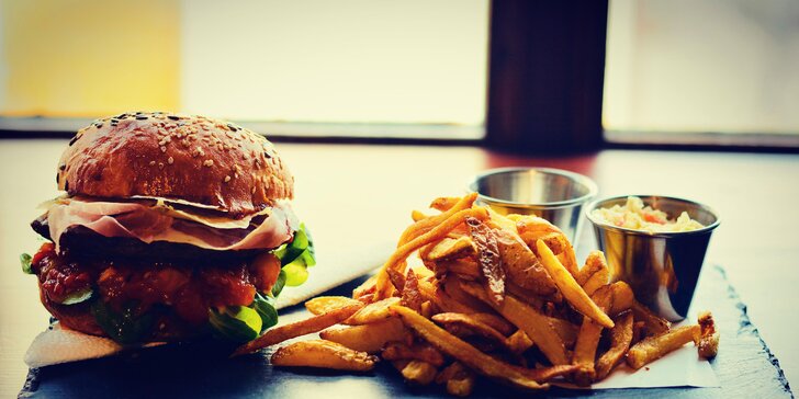 Nacpěte se k prasknutí: hovězí nebo vegetariánský burger, hranolky a coleslaw