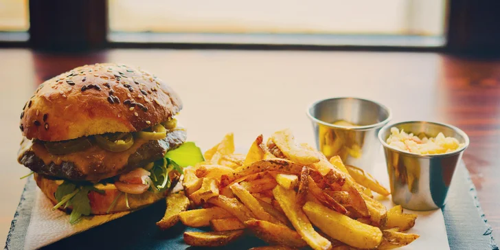 Nacpěte se k prasknutí: hovězí nebo vegetariánský burger, hranolky a coleslaw