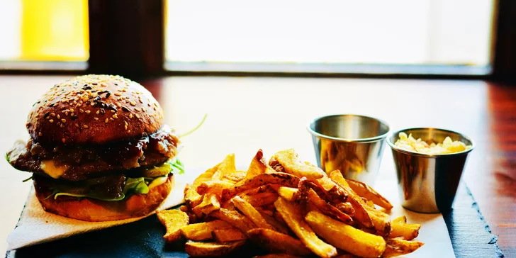 Nacpěte se k prasknutí: hovězí nebo vegetariánský burger, hranolky a coleslaw