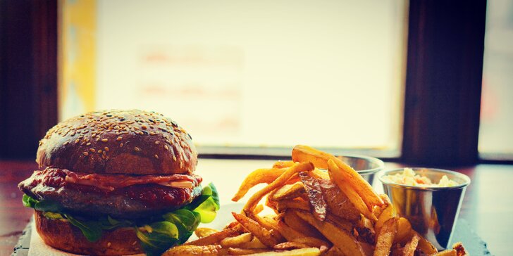 Nacpěte se k prasknutí: hovězí nebo vegetariánský burger, hranolky a coleslaw