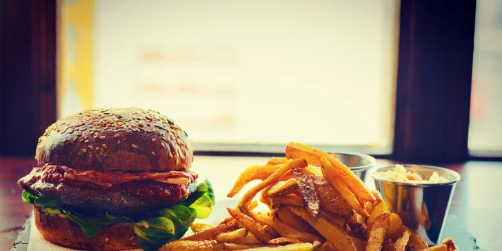 Nacpěte se k prasknutí: hovězí nebo vegetariánský burger, hranolky a coleslaw