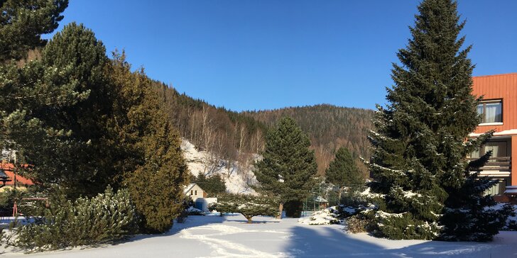 Na lyže do Jeseníků: Zimní rodinný pobyt s polopenzí a slevou na wellness