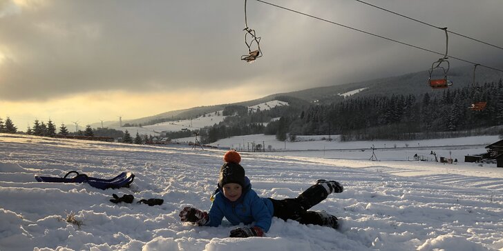 Na lyže do Jeseníků: Zimní rodinný pobyt s polopenzí a slevou na wellness