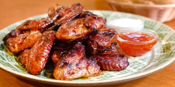 1, 2 nebo 4 kg pečených křídel s pečivem a dvěma omáčkami